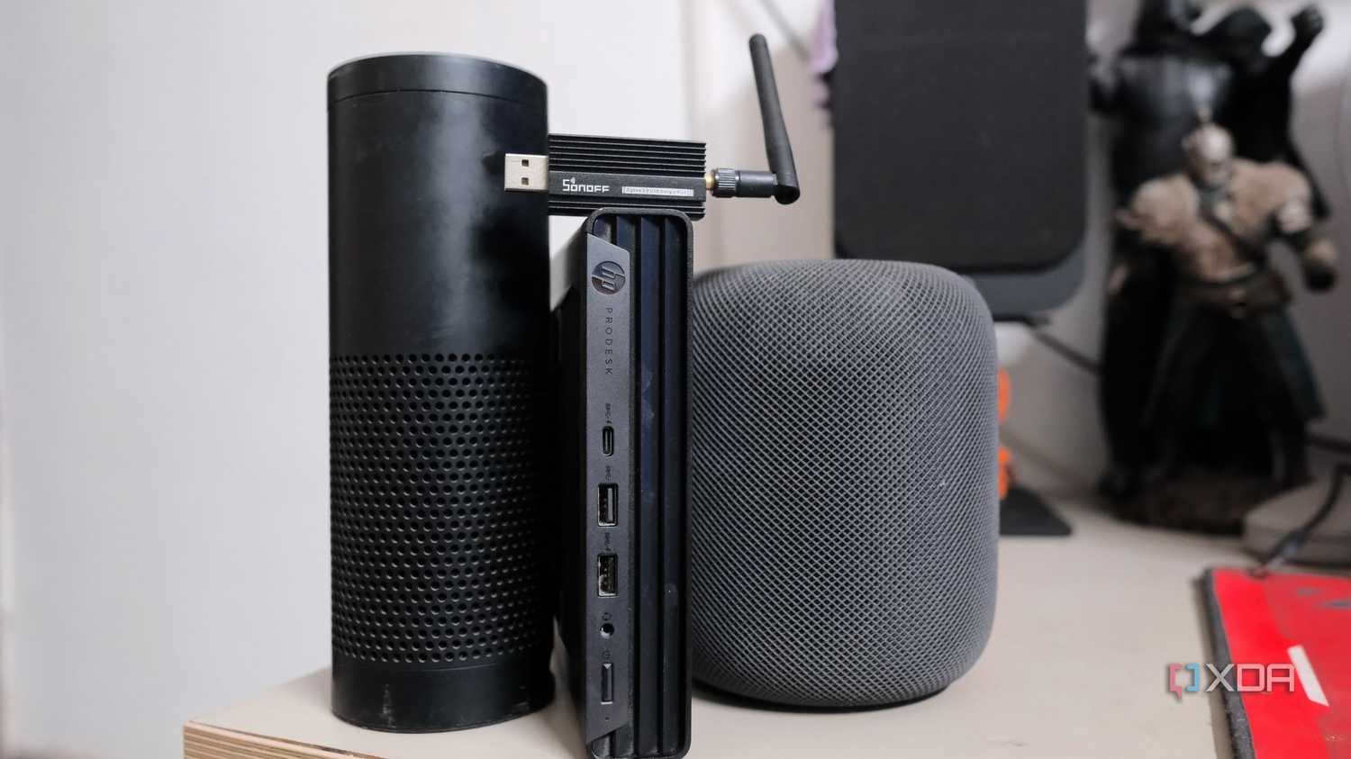 Mini PC cạnh loa thông minh và dongle Zigbee