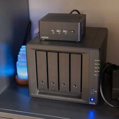 Mini PC đặt trên NAS Synology DS925+ trong tủ home lab
