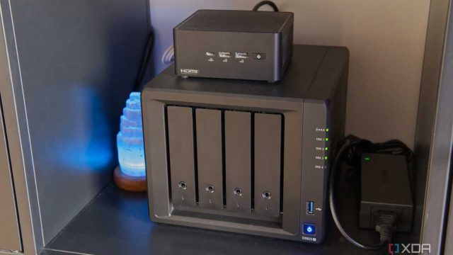Mini PC đặt trên NAS Synology DS925+ trong tủ home lab