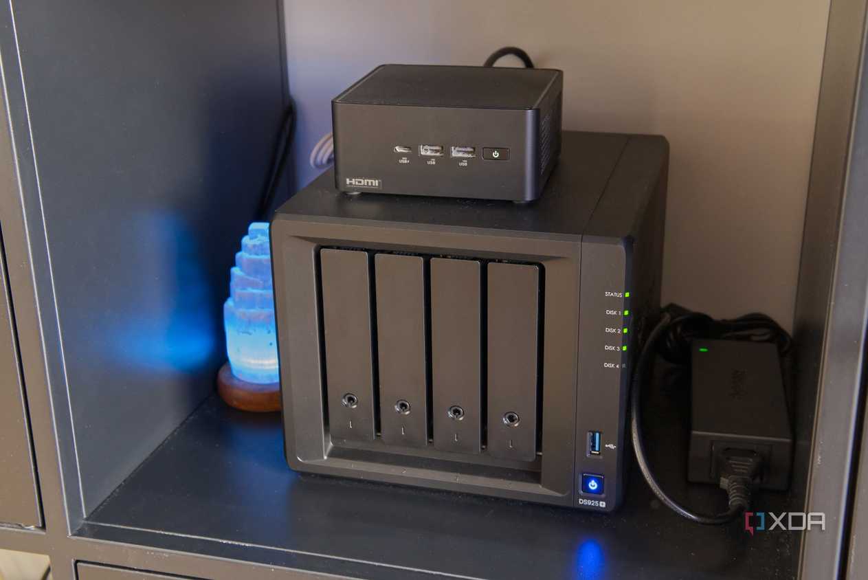 Mini PC đặt trên NAS Synology DS925+ trong tủ home lab