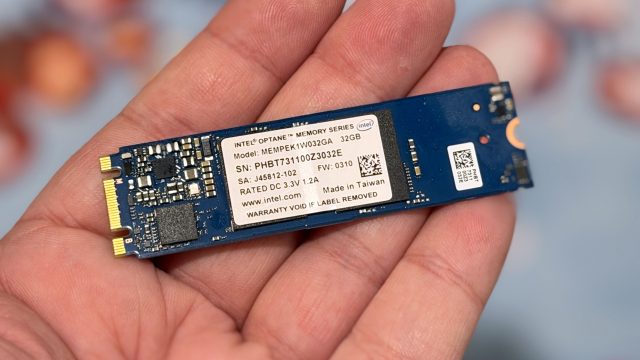 Mô-đun Intel Optane chuẩn M.2 cầm trên tay