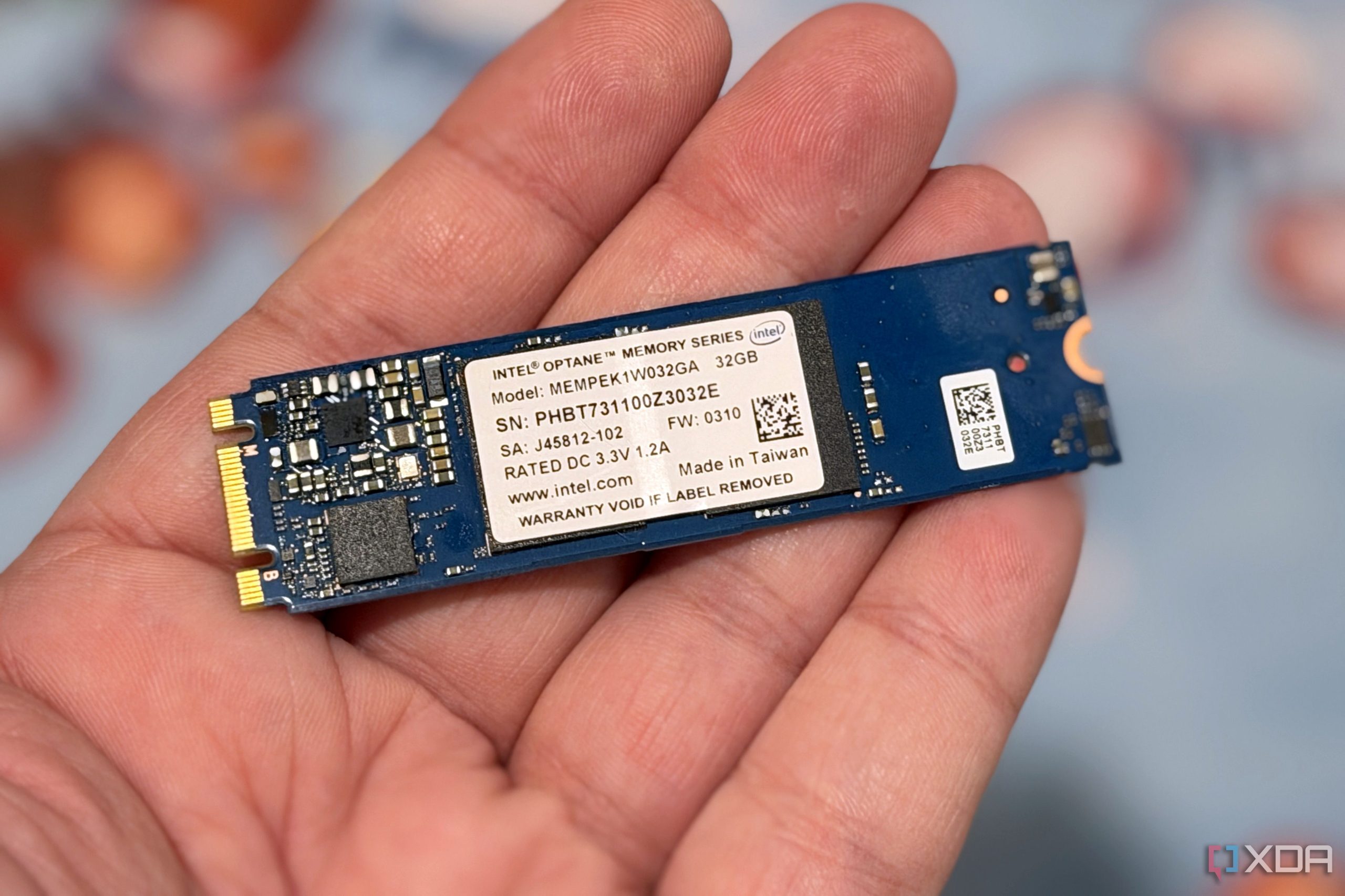 Mô-đun Intel Optane chuẩn M.2 cầm trên tay