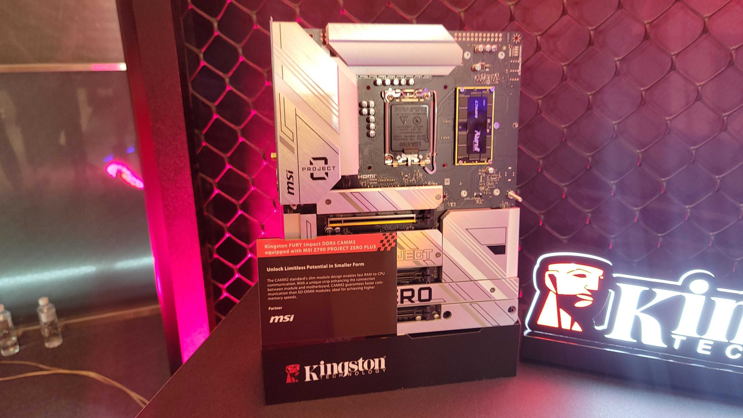 Mô-đun RAM Kingston CAMM2 gắn phẳng trên bo mạch chủ MSI tại Computex
