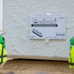 Các mô hình linh vật Android bên bản thiết kế logo Android.