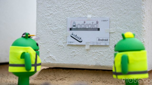 Các mô hình linh vật Android bên bản thiết kế logo Android.
