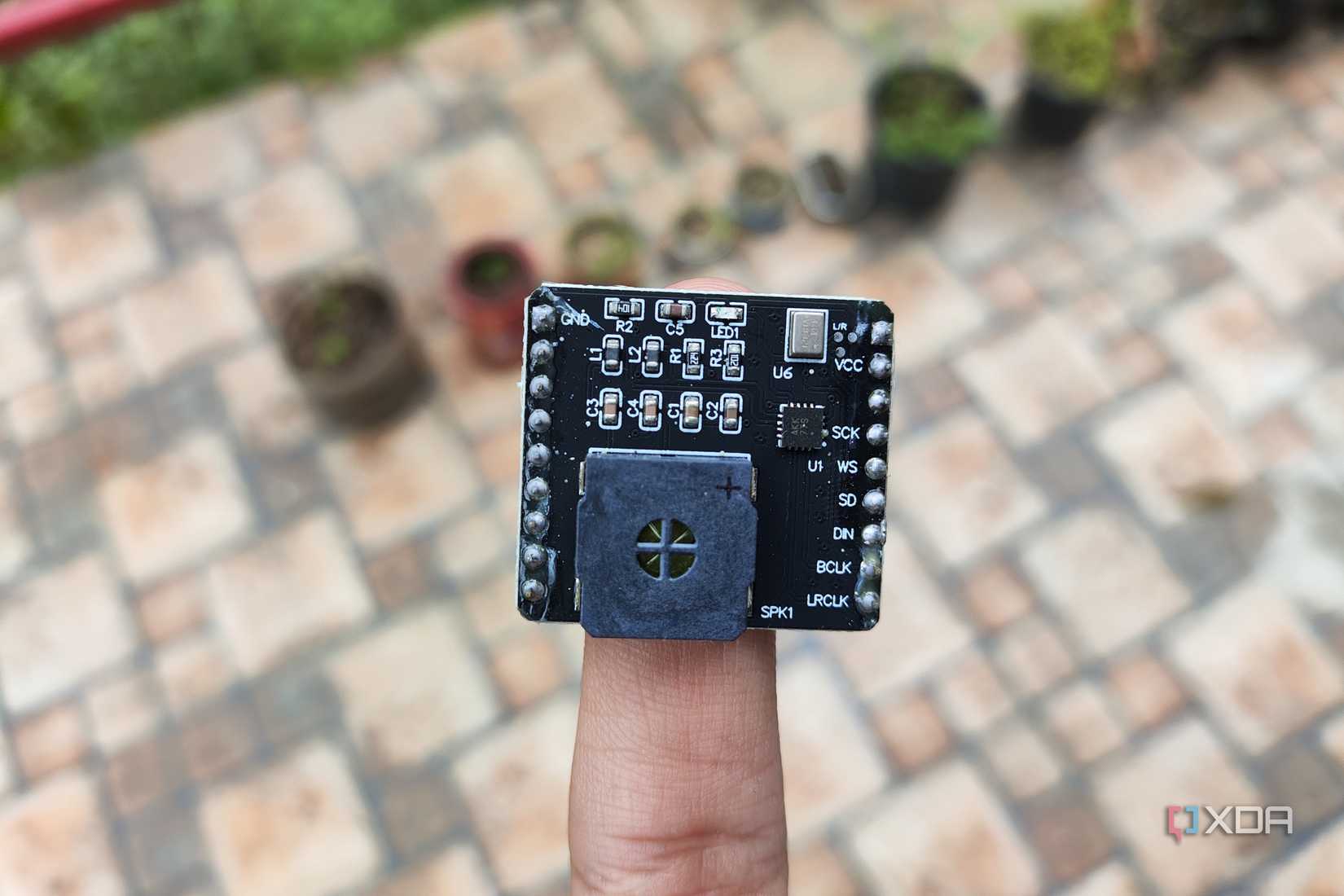 Module âm thanh ESP32 cầm trên tay