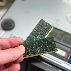 Các module RAM được cầm trước thiết bị NAS