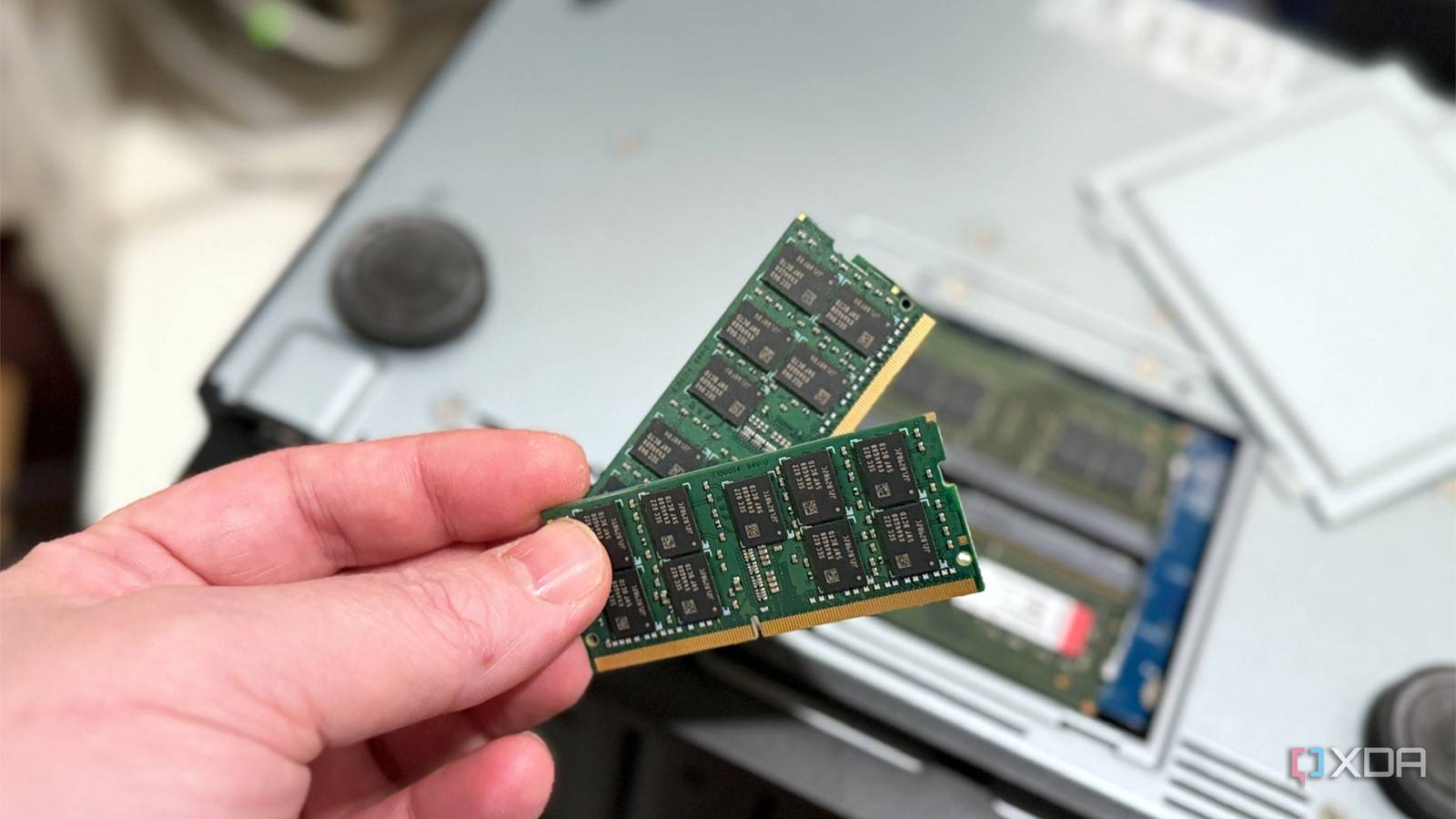 Các module RAM được cầm trước thiết bị NAS