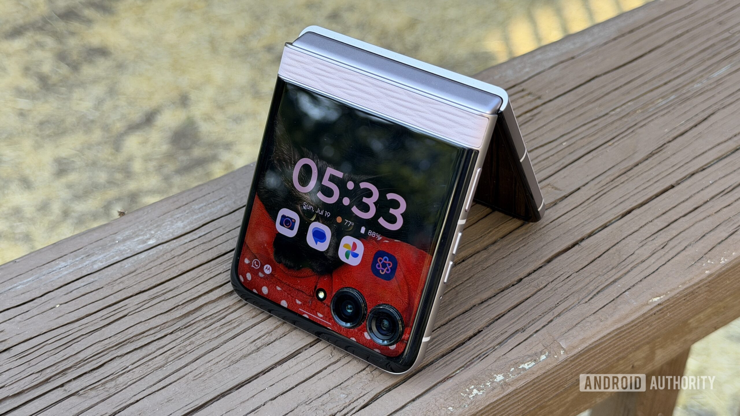 Motorola Razr 2026 deck edge