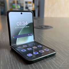Motorola Razr+ 2026 gập nửa đặt trên bàn, màn hình hiển thị giờ và biểu tượng ứng dụng