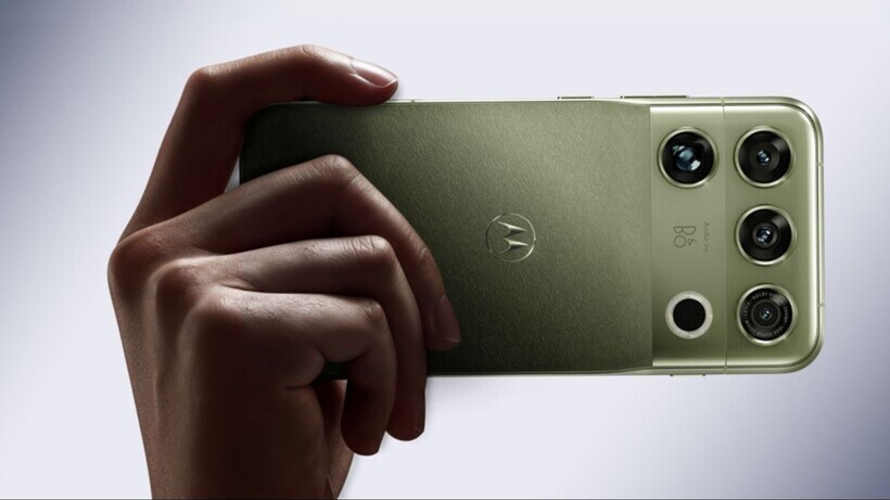 Motorola Signature 27 màu xanh được cầm ngang trên tay