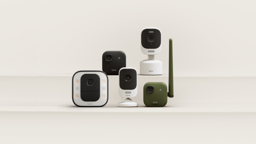 Năm camera Blink mới đặt trên các đế trưng bày.
