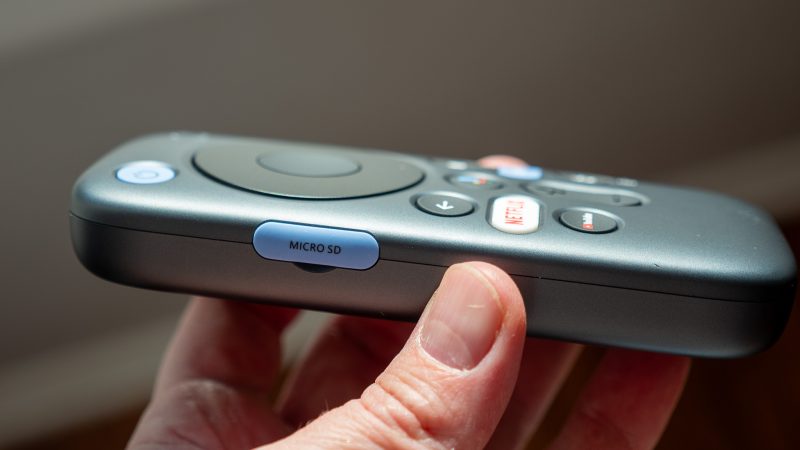 Nắp khe microSD bên cạnh Pocket TV Pro