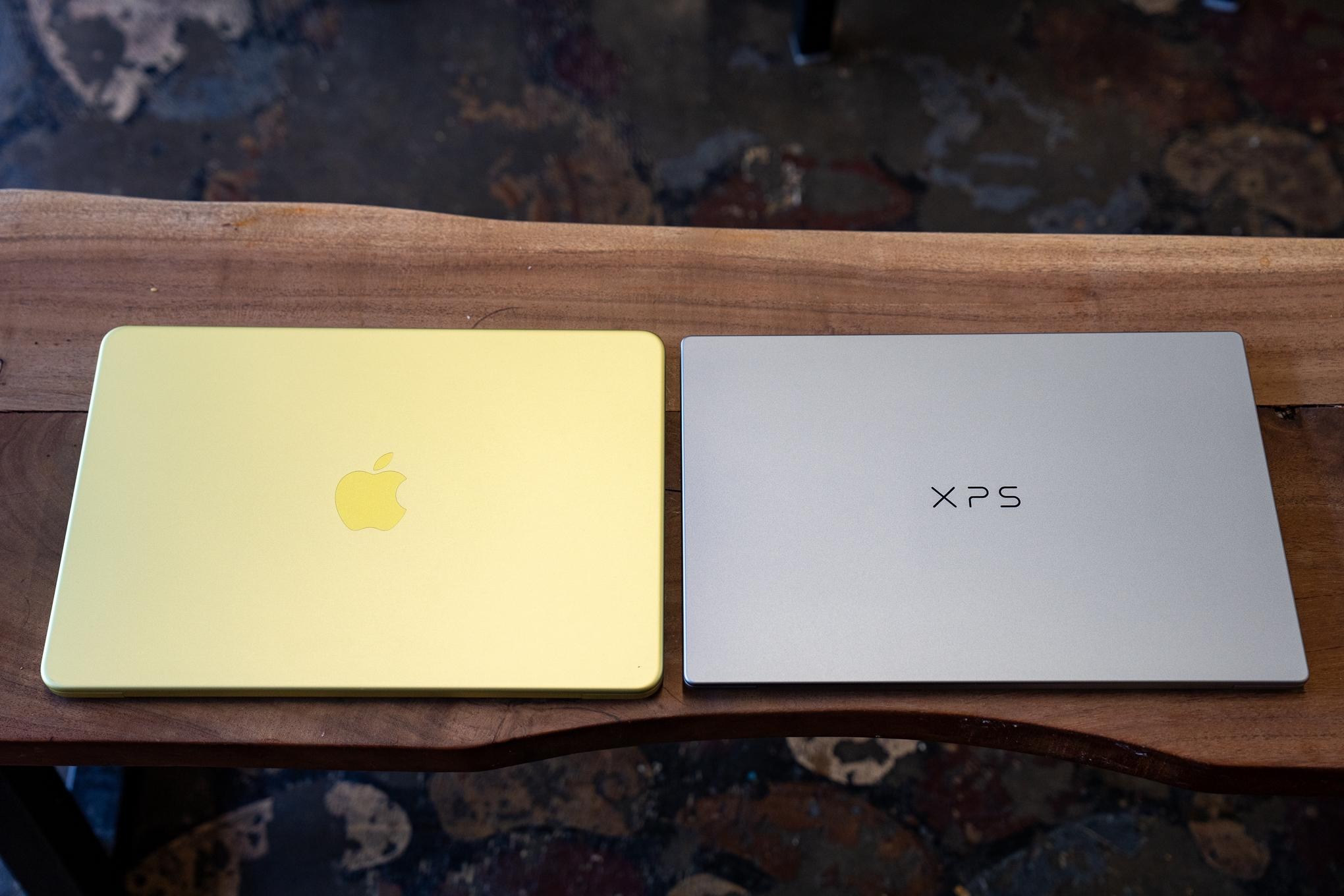 Nắp XPS 13 và MacBook Neo đặt cạnh nhau