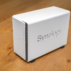 NAS Synology DiskStation đặt trên mặt bàn
