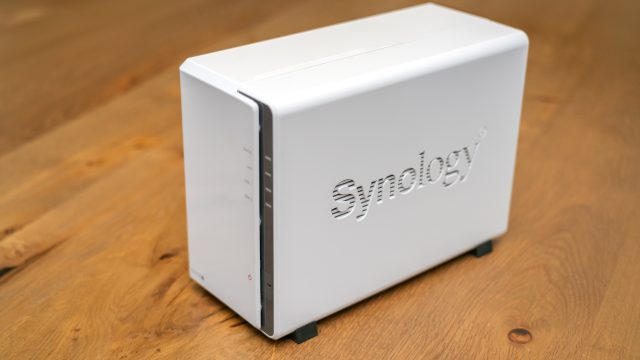 NAS Synology DiskStation đặt trên mặt bàn