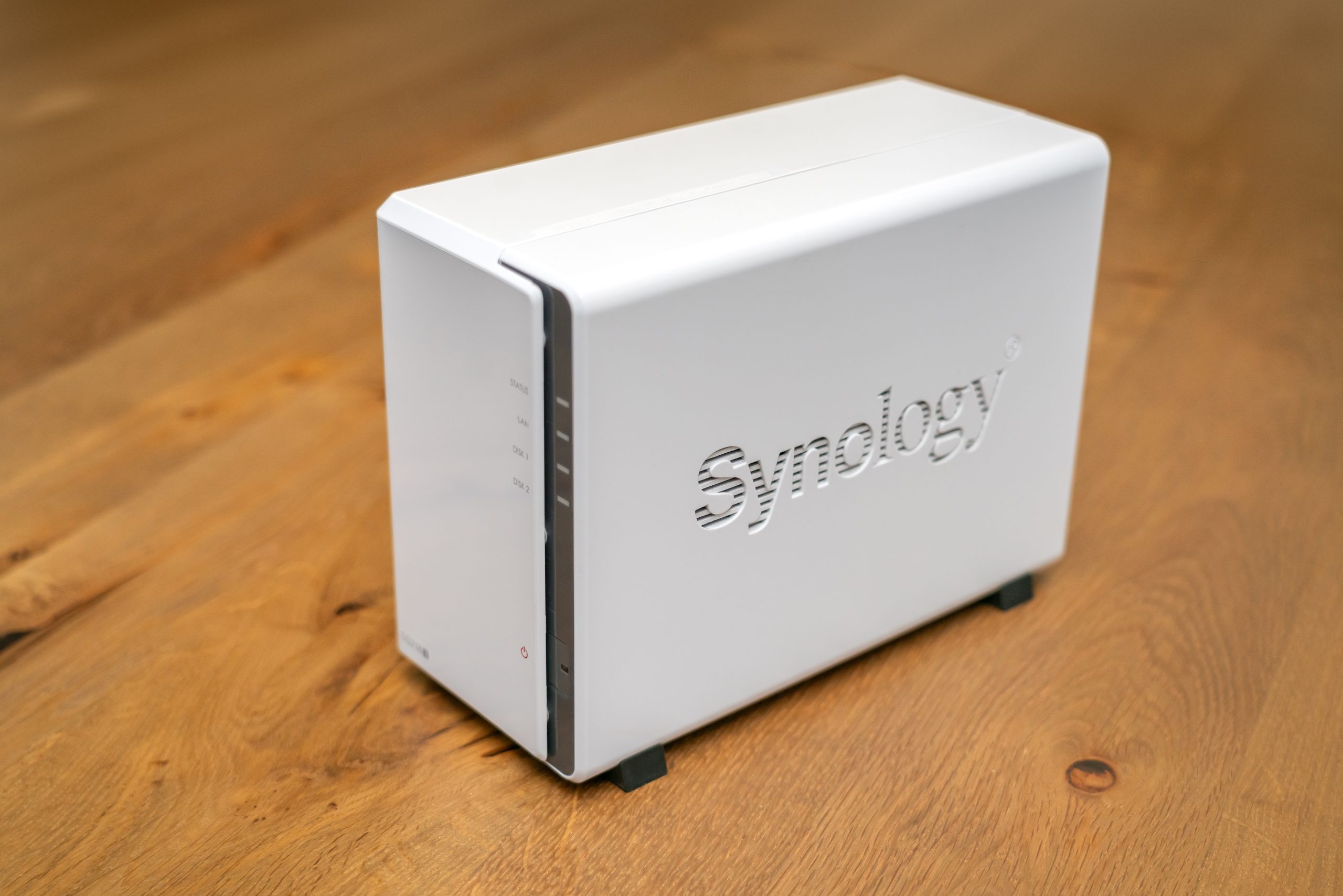 NAS Synology DiskStation đặt trên mặt bàn