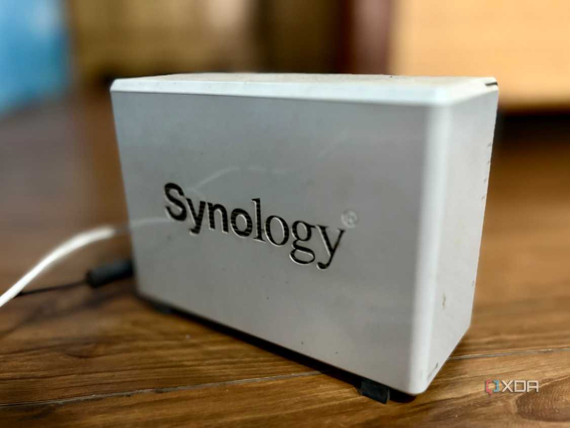 NAS Synology hai khay màu trắng đặt trên bàn gỗ