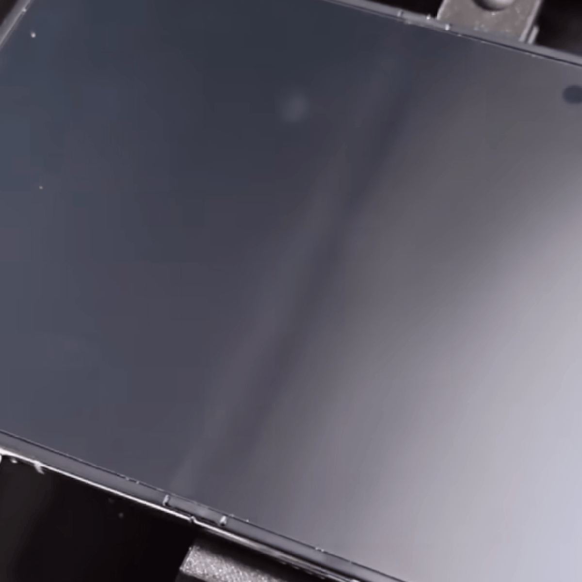 Nếp gấp giữa màn hình gập iPhone Duo khi tắt màn hình