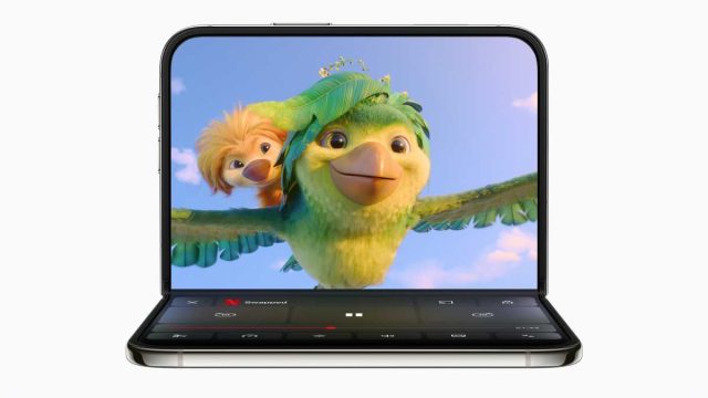 Netflix phát video ở màn hình trên và hiển thị điều khiển ở nửa dưới iPhone Duo gập chữ L