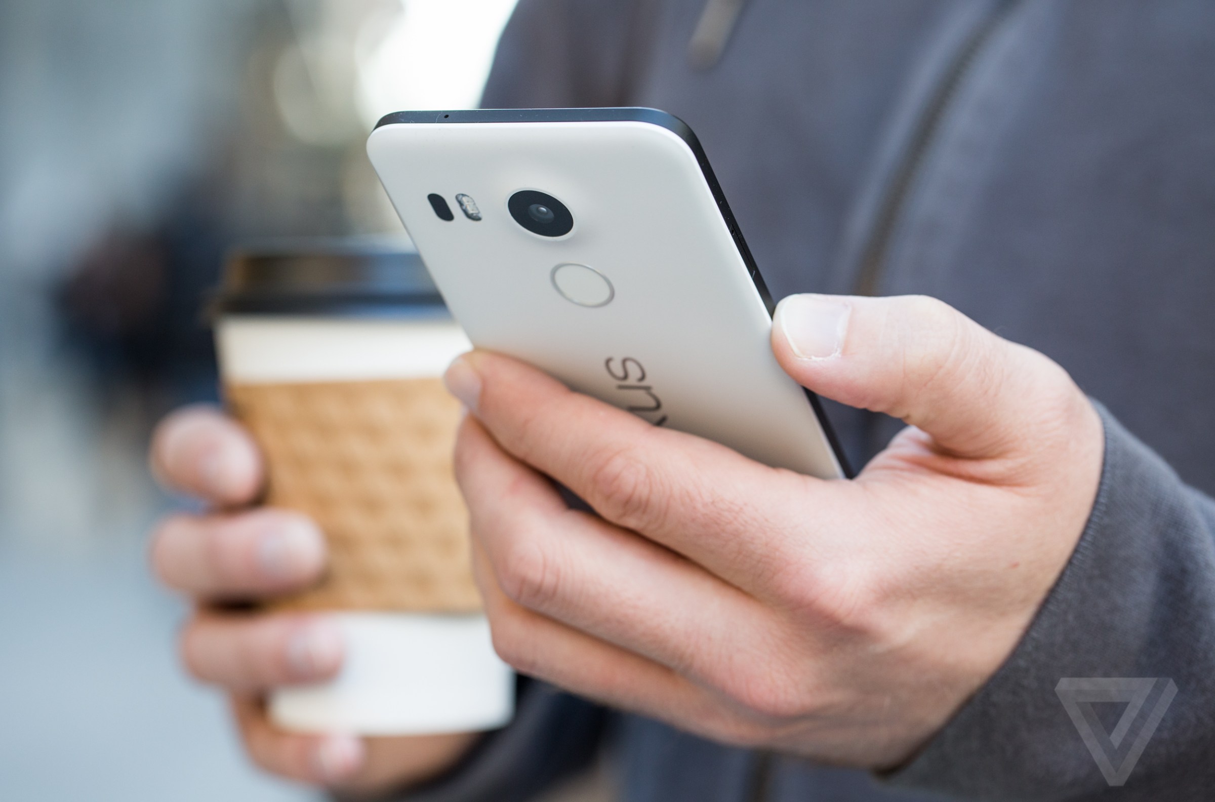 Nexus 5X màu trắng đang được sử dụng