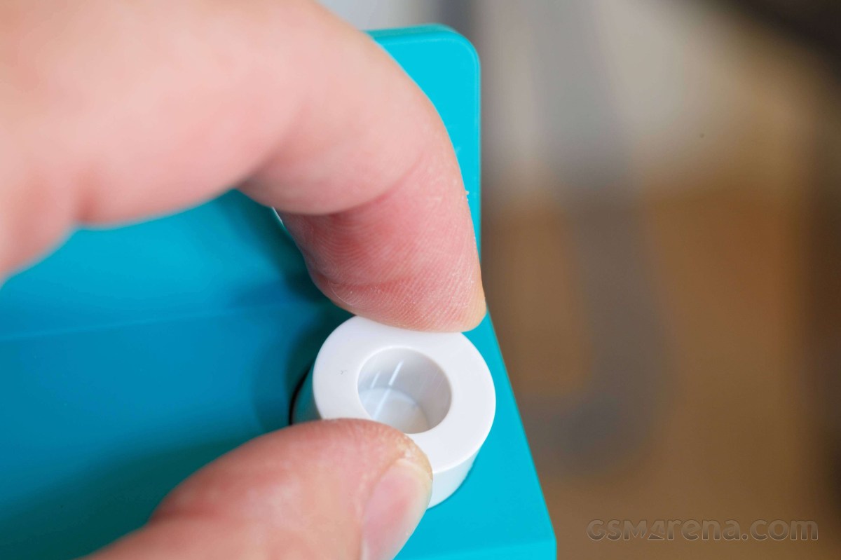 Ngón tay xoay núm điều khiển trên Speaker S