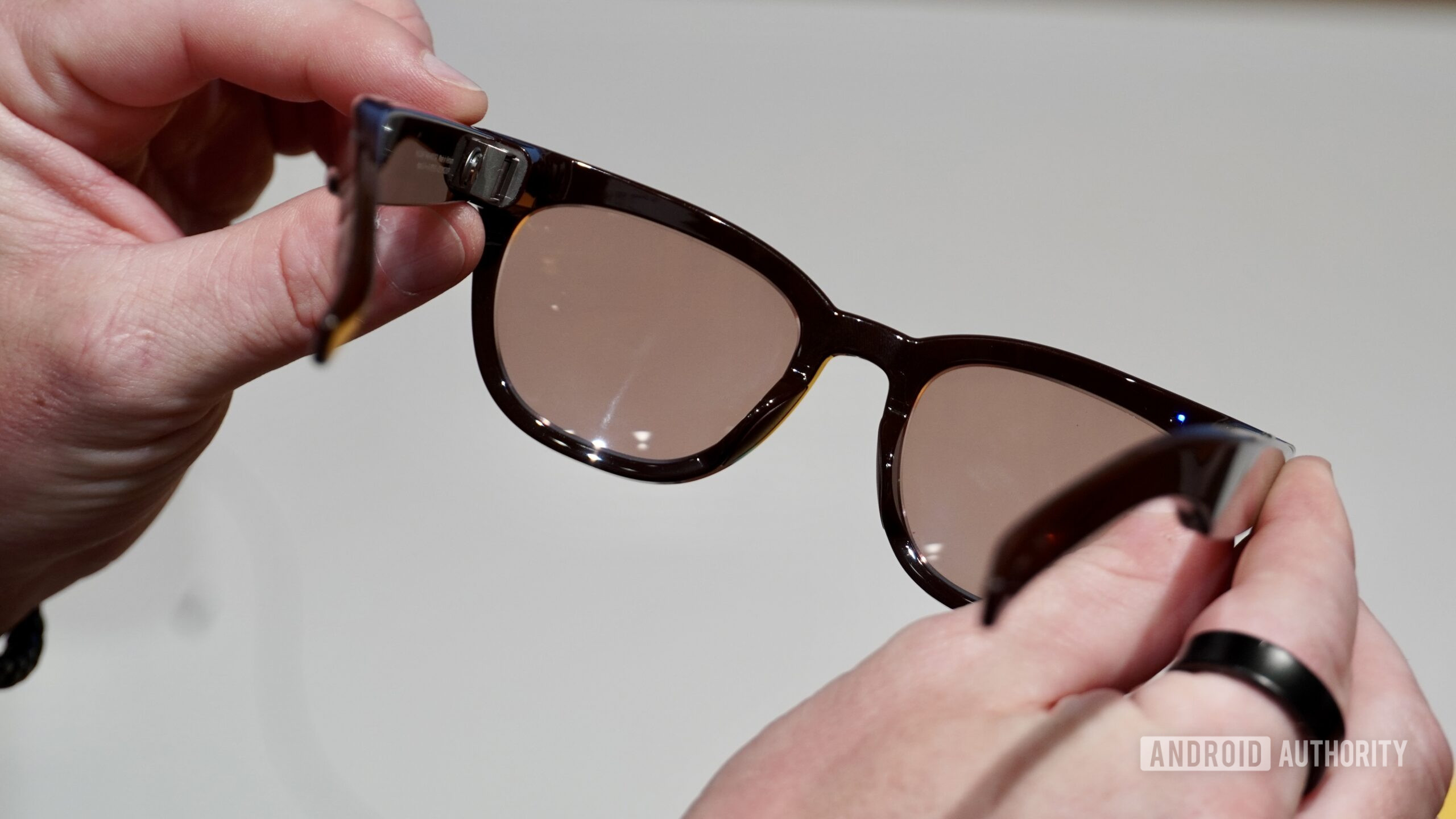 Người cầm kính Samsung Warby Parker