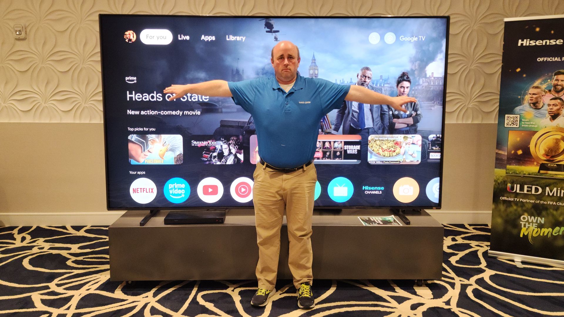 Người đứng cạnh TV Hisense 116 inch