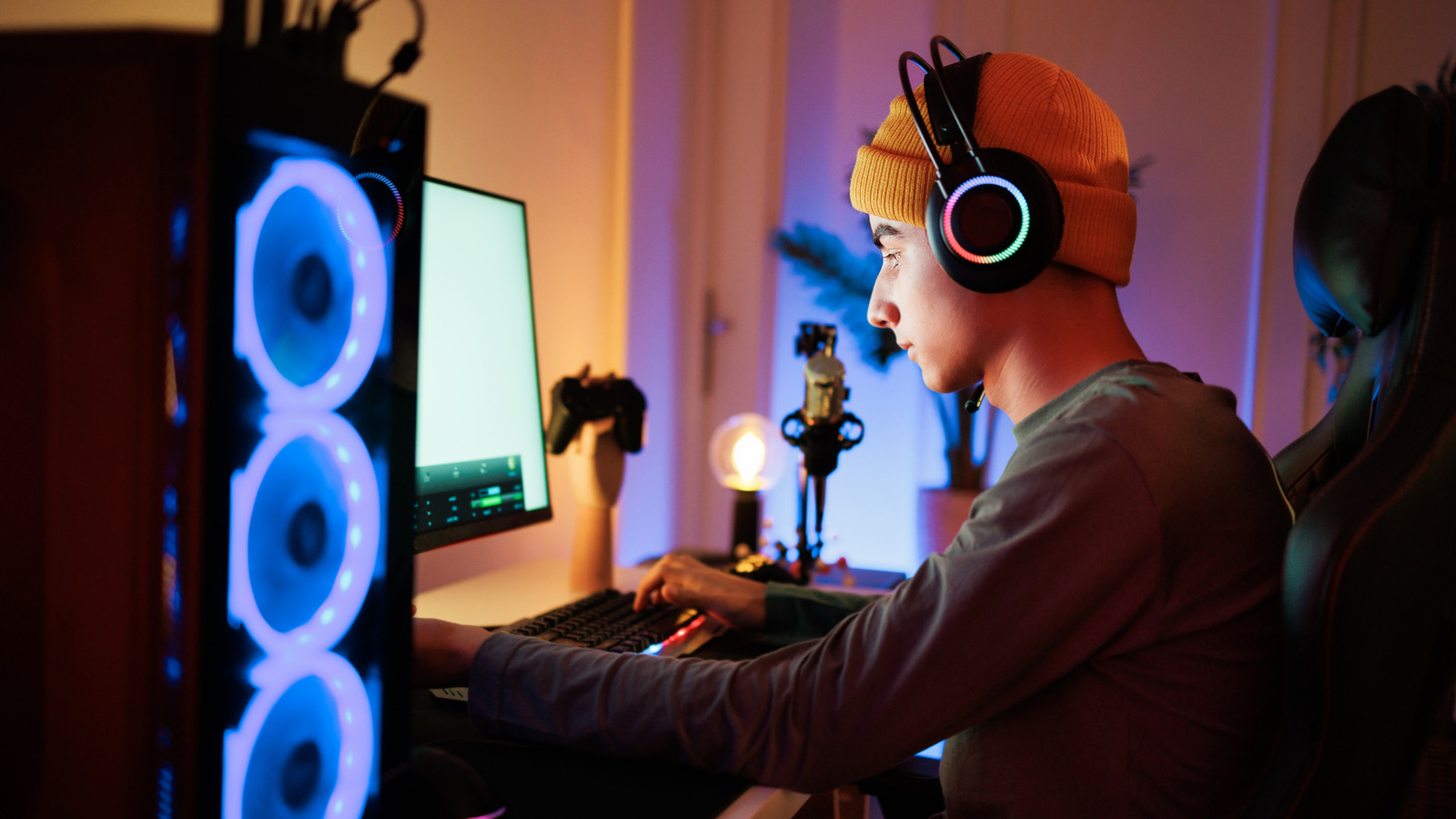 Người dùng chơi game trên máy tính để bàn vào buổi tối
