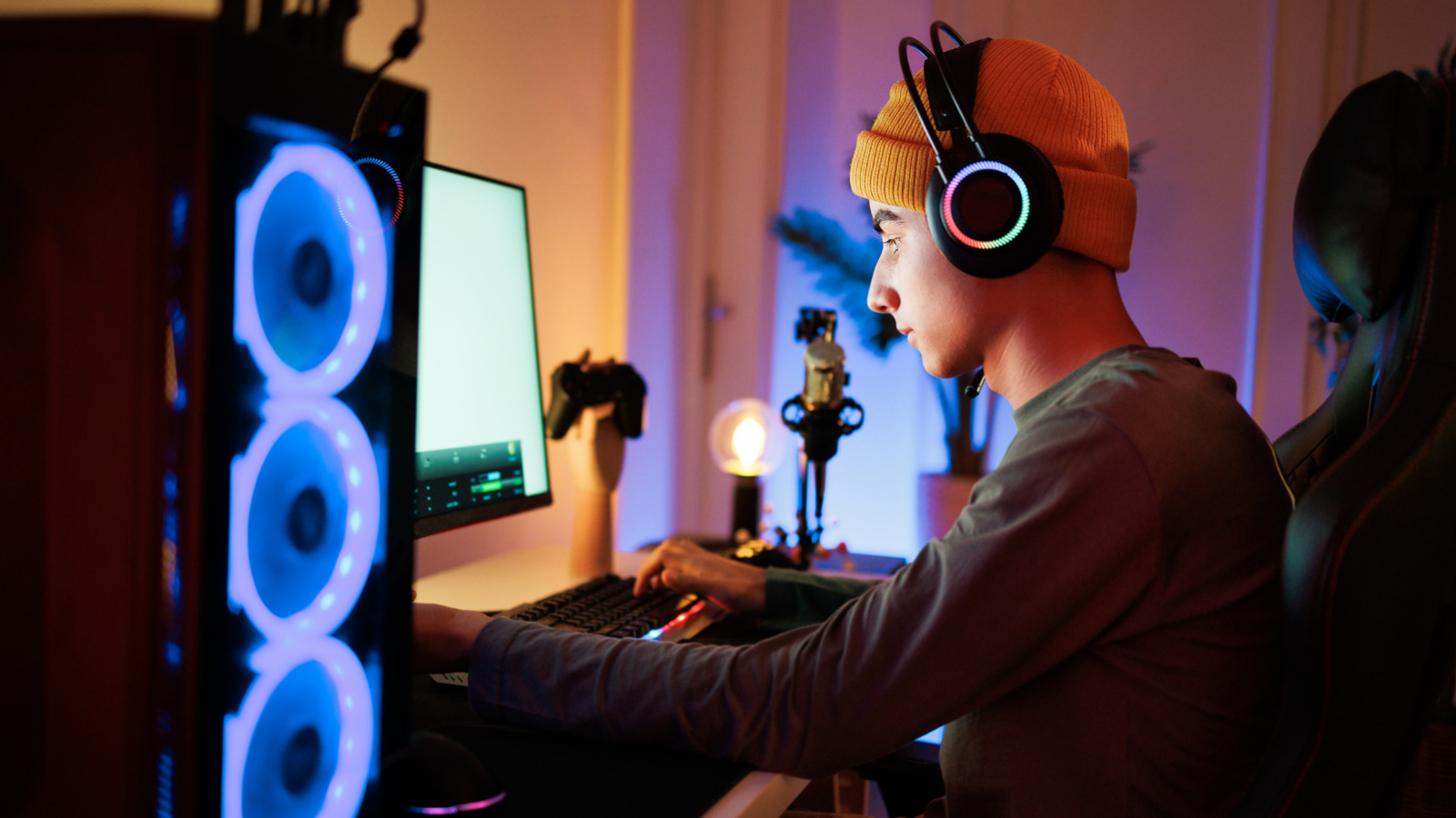 Người dùng chơi game trên PC, tình huống cần chú ý ứng dụng chạy nền.