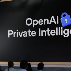 Người đàn ông đứng trên sân khấu tại sự kiện liên quan đến OpenAI
