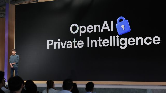 Người đàn ông đứng trên sân khấu tại sự kiện liên quan đến OpenAI