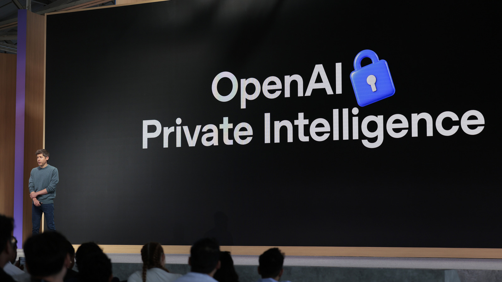 Người đàn ông đứng trên sân khấu tại sự kiện liên quan đến OpenAI
