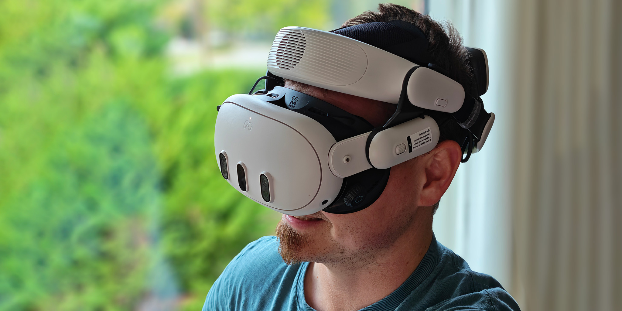 Người đeo Meta Quest 3 với dây AMVR BS1