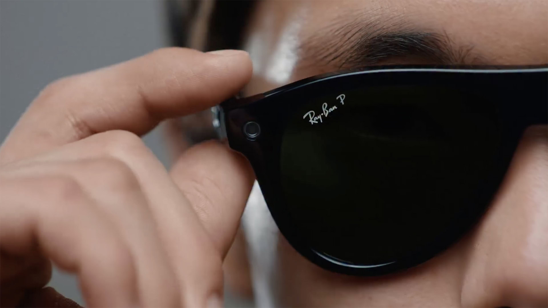 Người đeo Ray-Ban Meta Wayfarer