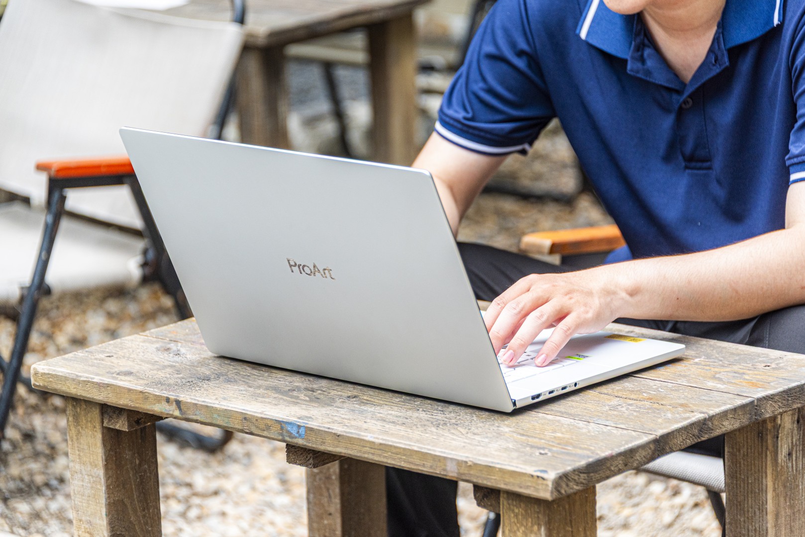 Người dùng gõ phím trên ProArt P16 ngoài trời