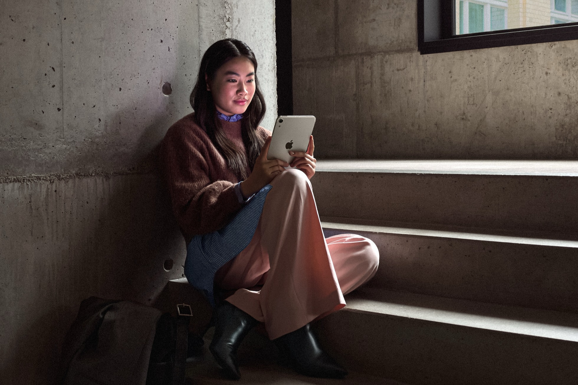 Người dùng iPad mini trên cầu thang