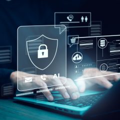 Người dùng laptop với các biểu tượng bảo vệ dữ liệu và xác thực kết nối