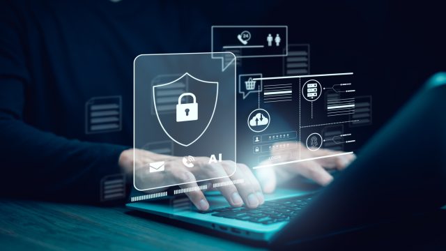 Người dùng laptop với các biểu tượng bảo vệ dữ liệu và xác thực kết nối