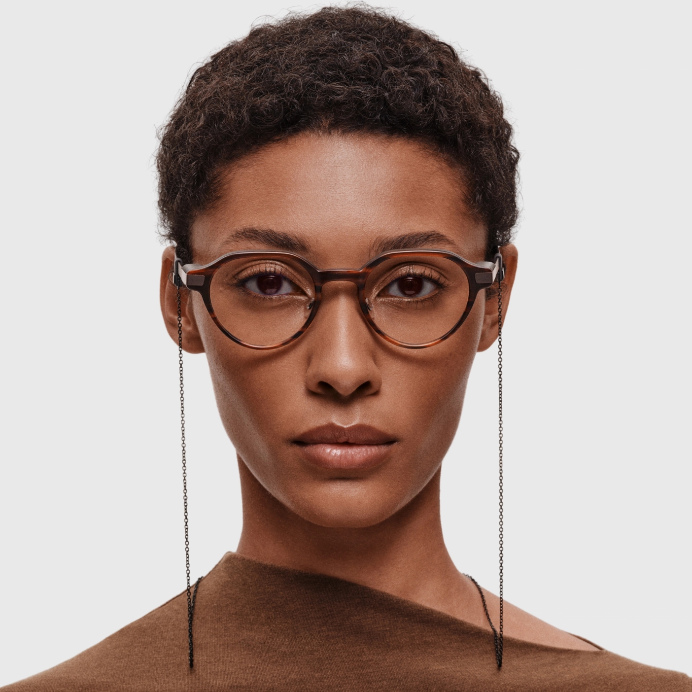 Người mẫu đeo Brown 2 kèm dây Chain