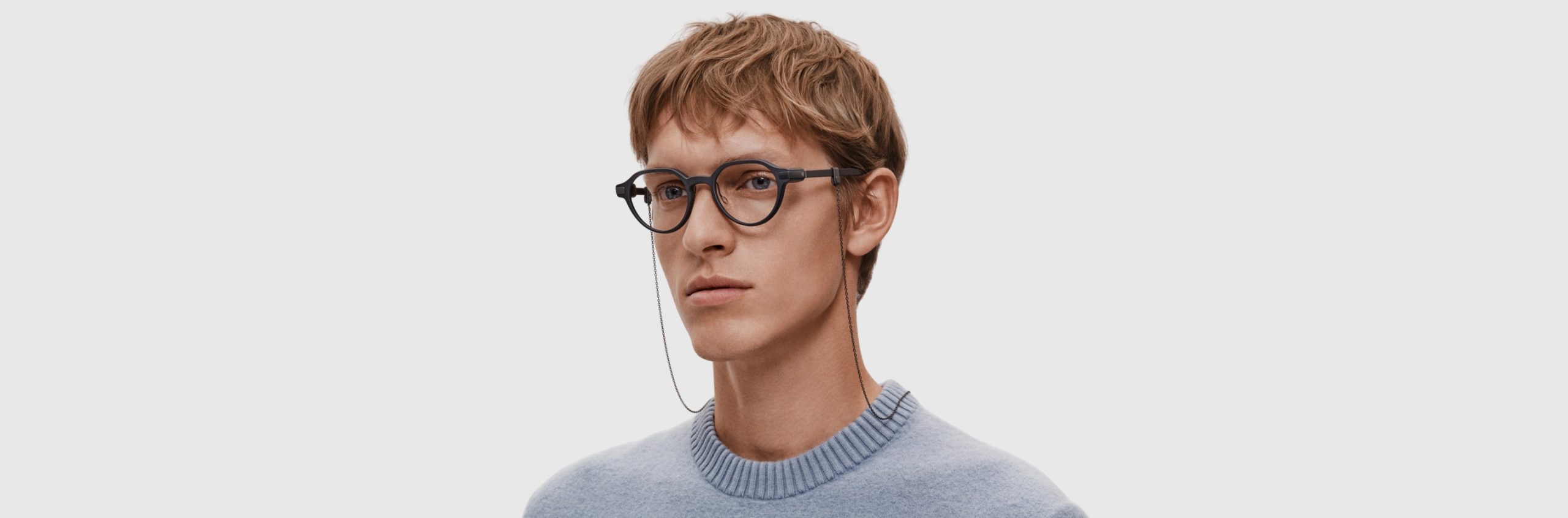 Người mẫu đeo kính có dây Chain ở hai bên