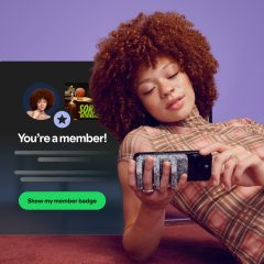 Người nghe xem thông báo hội viên Spotify trên điện thoại