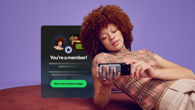Người nghe xem thông báo hội viên Spotify trên điện thoại