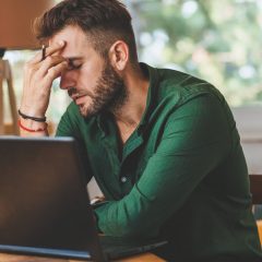 Người dùng ngồi trước laptop, minh hoạ việc xử lý công việc qua email