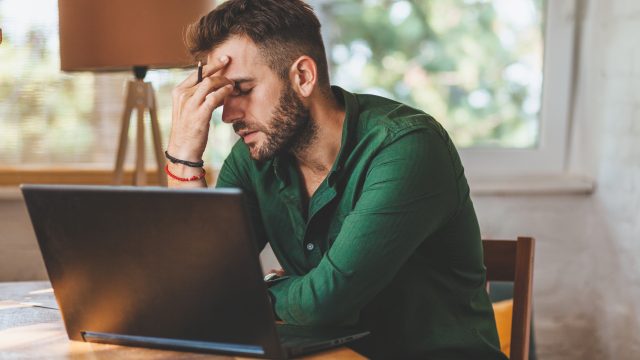 Người dùng ngồi trước laptop, minh hoạ việc xử lý công việc qua email