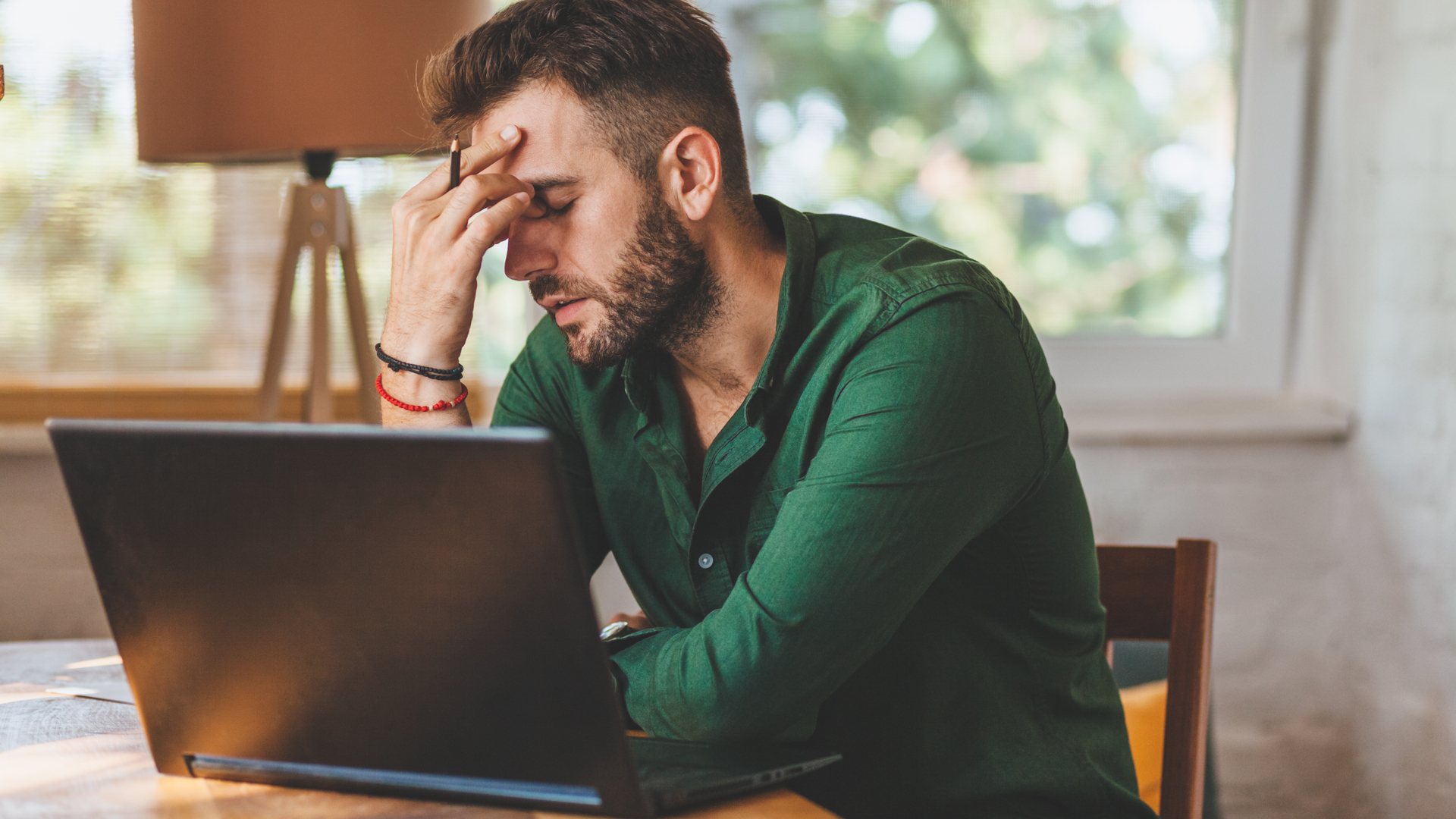 Người dùng ngồi trước laptop, minh hoạ việc xử lý công việc qua email