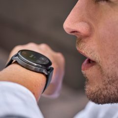 Người dùng nói với đồng hồ Garmin Venu 4 trên cổ tay