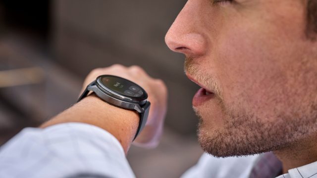 Người dùng nói với đồng hồ Garmin Venu 4 trên cổ tay
