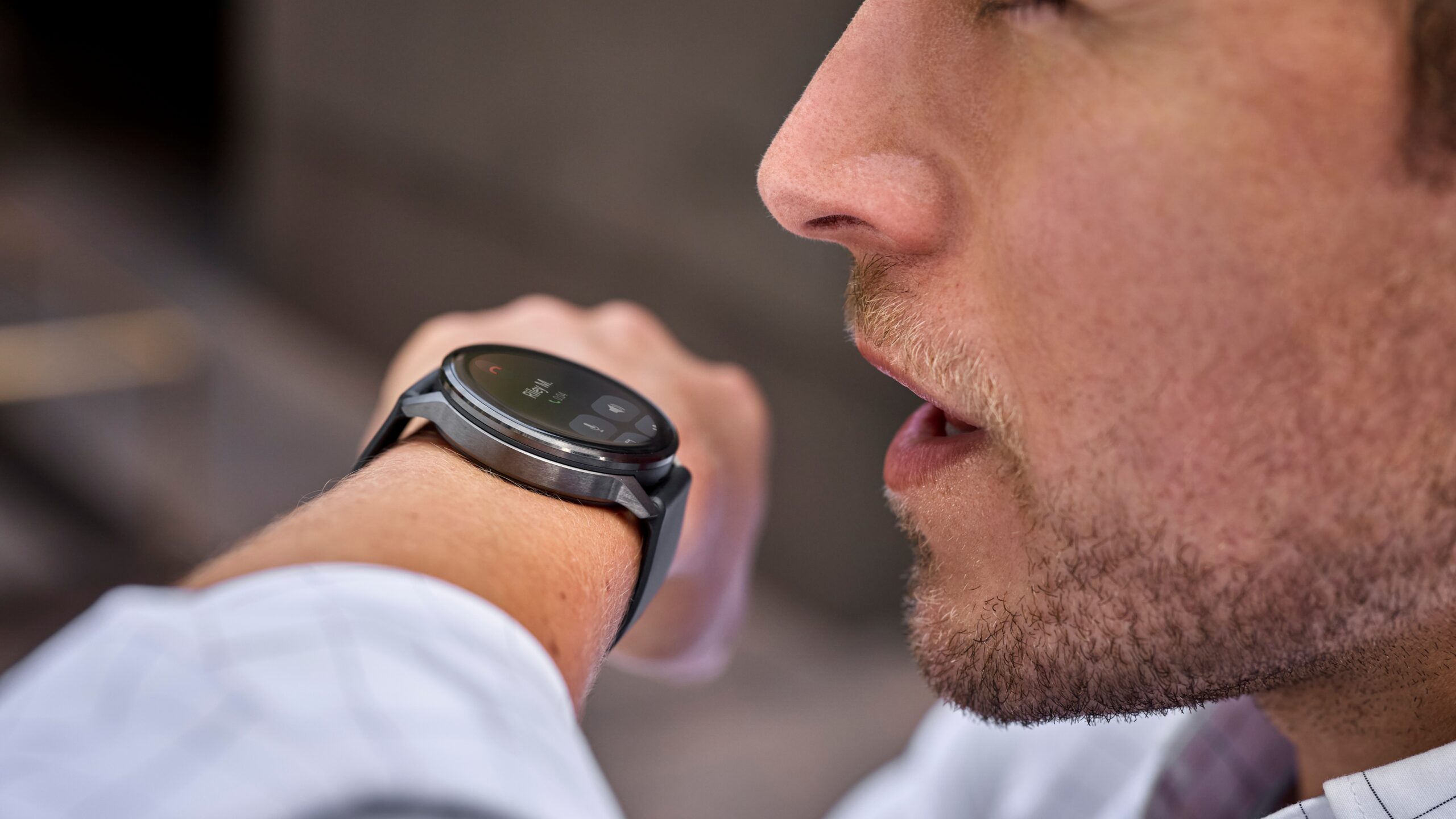 Người dùng nói với đồng hồ Garmin Venu 4 trên cổ tay