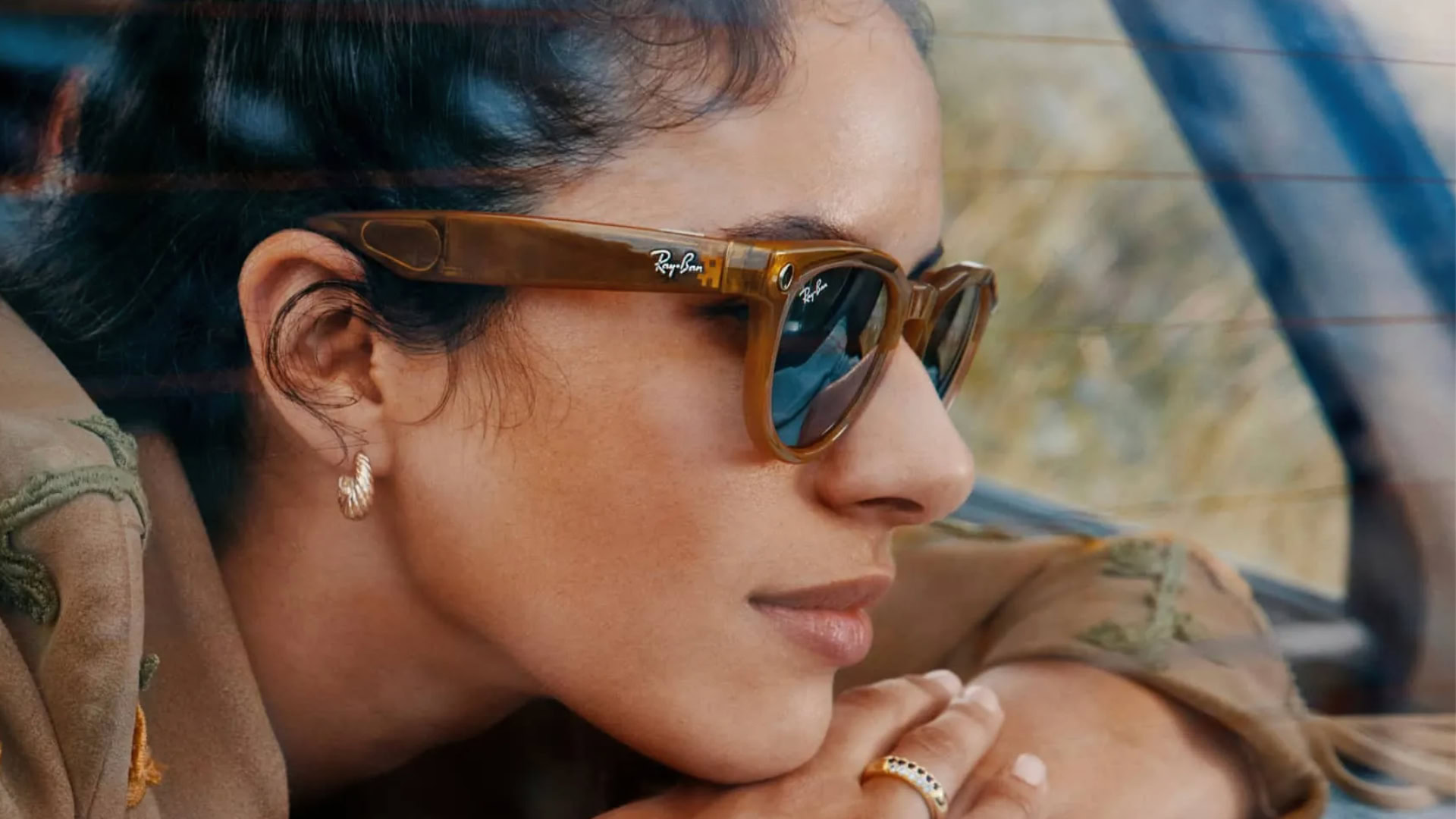 Người phụ nữ đeo kính thông minh Ray-Ban Meta